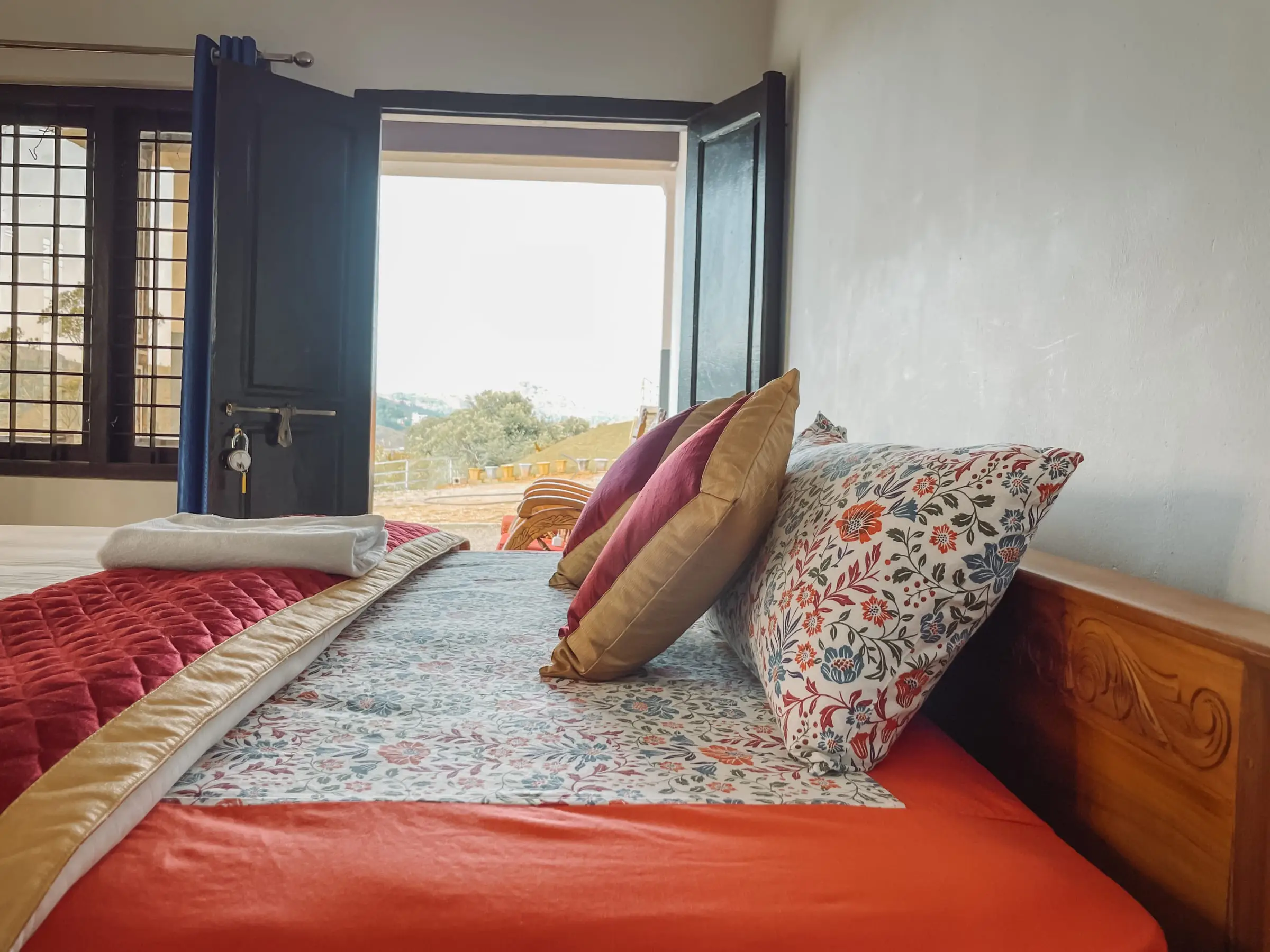 The Cozy Room: double bed with doors open to the daylight