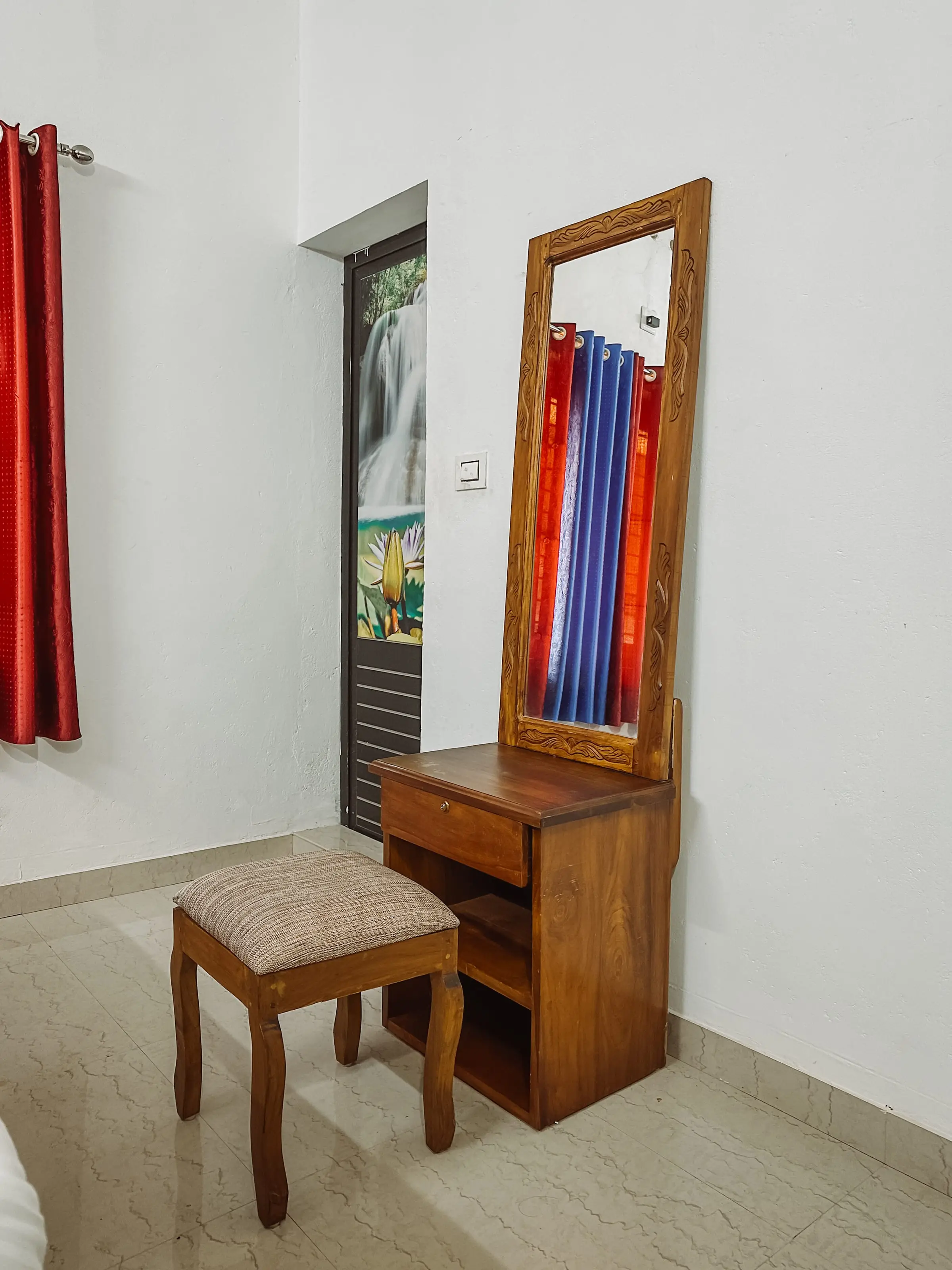 The Comfort Suite: wooden dressing table and mirror